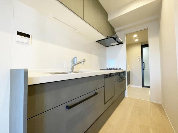 ヒルズ市が尾ブライトステージのキッチン|キッチンスペースは広々しており、調理の効率が上がる３口コンロに、食洗器もついており、家事もはかどります♪