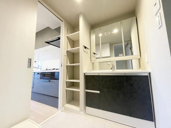 ヒルズ市が尾ブライトステージの独立洗面台|十分な大きさの洗面台は収納力大。身だしなみチェックや歯磨きなど、朝の慌ただしい時間でも余裕とゆとりを感じられます