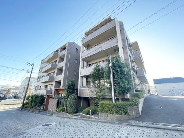 【外観】 | ヒルズ市が尾ブライトステージ | 日が当たり、あたたかながらもスタイリッシュなたたずまいです！