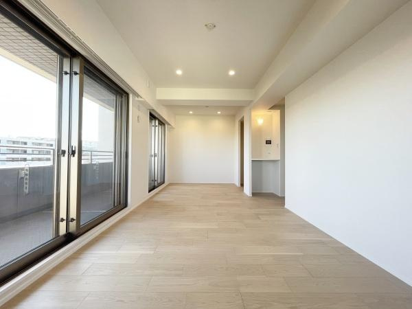 ヒルズ市が尾ブライトステージの居間・リビング|白が基調の清潔感のあるリビング