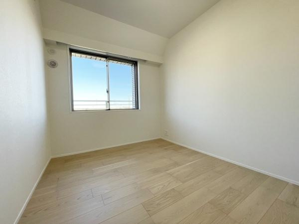 ヒルズ市が尾ブライトステージの洋室|白とナチュラルの落ち着いたカラーセレクトです