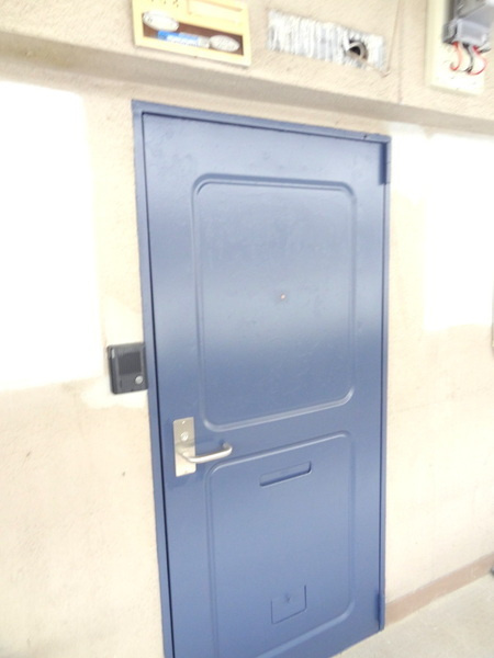 川忠ビルのエントランス|★綺麗な玄関扉★