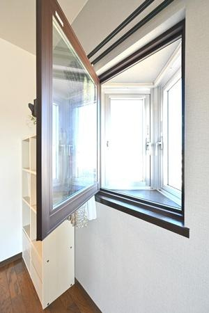 馬見第一住宅 １６号棟のその他|■現地撮影写真■リビングの出窓は内窓設置で断熱性UP！