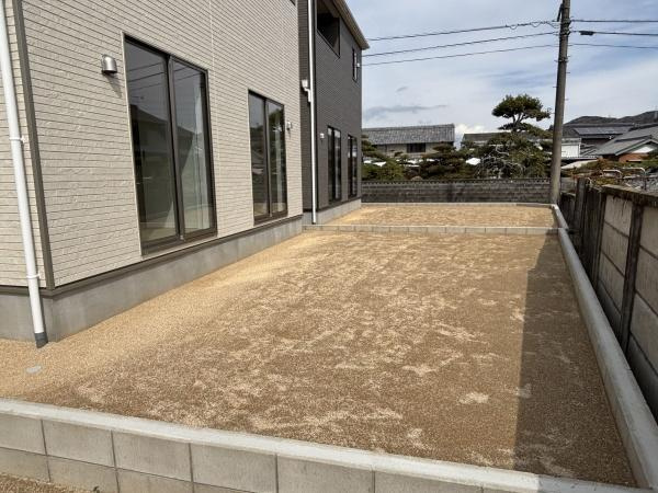豊川市江島町第1　全3棟・2号棟の庭|ウッドデッキやBBQ。想像が膨らむお庭