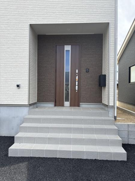 豊川市江島町第1　全3棟・2号棟の玄関|訪れる人を心地よく迎え入れます。