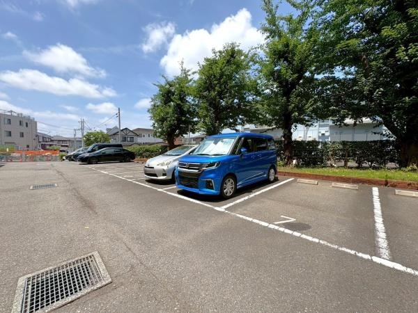 ライオンズマンション鶴ヶ峰ガーデンの駐車場