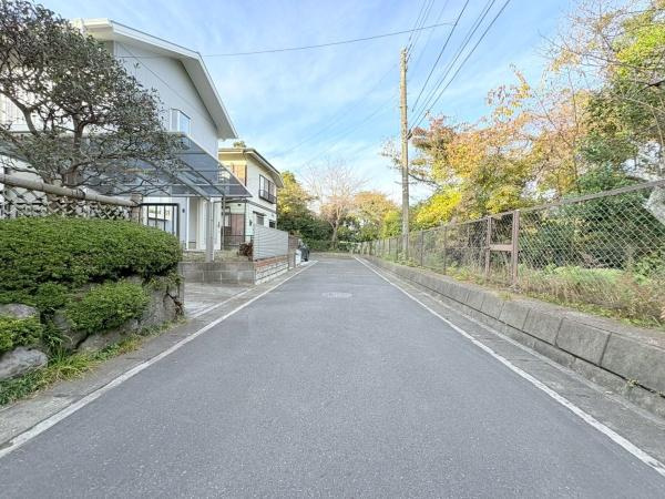 鎌倉市今泉台６丁目の中古一戸建の前面道路含む現地写真