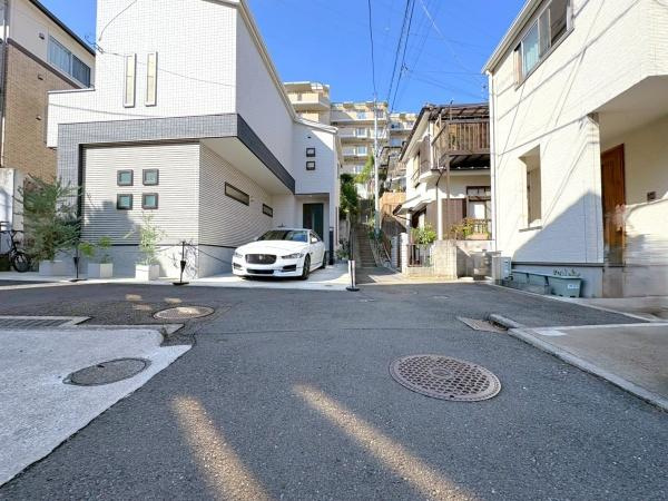 横浜市神奈川区西大口の中古一戸建の前面道路含む現地写真