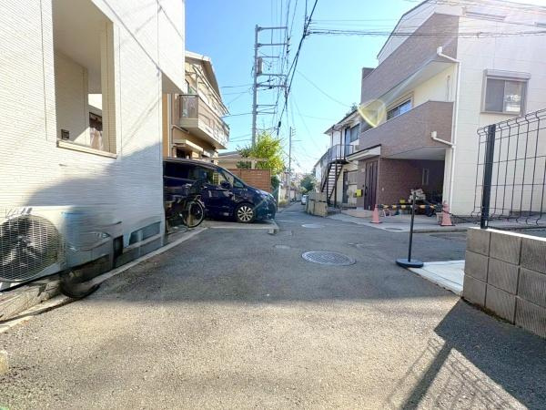 横浜市神奈川区西大口の中古一戸建の前面道路含む現地写真