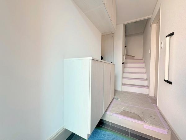 川崎市川崎区桜本２丁目の新築一戸建の玄関