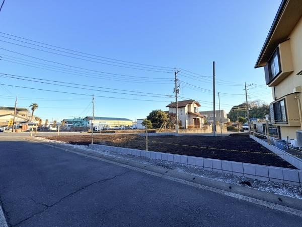 横浜市都筑区折本町の新築一戸建の前面道路含む現地写真|駐車場二台分（車種によります）2025年12月15日撮影