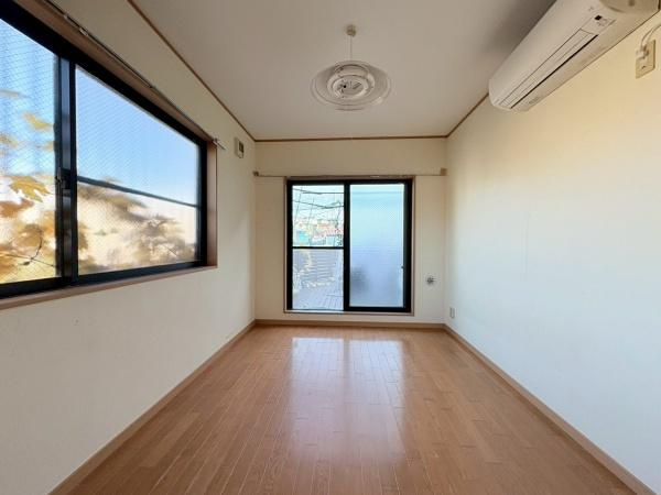 川崎市高津区久末の中古一戸建の居間・リビング