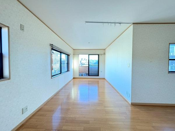 川崎市高津区久末の中古一戸建の居間・リビング