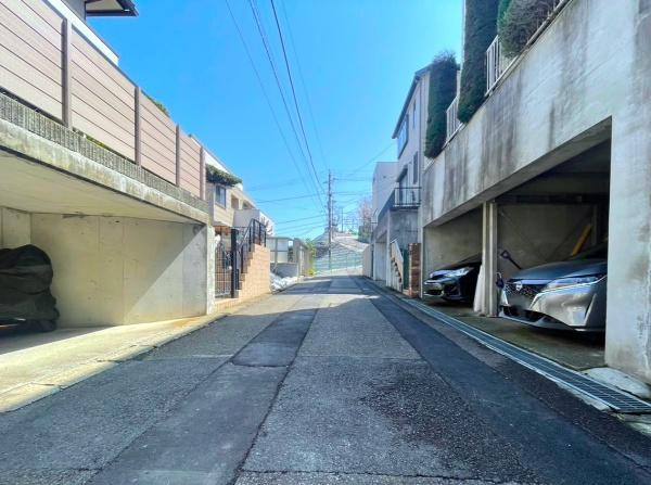 横浜市中区仲尾台の中古一戸建の前面道路含む現地写真