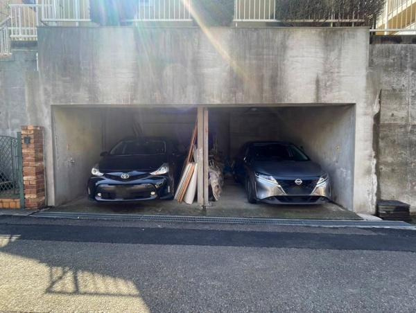 横浜市中区仲尾台の中古一戸建の駐車場