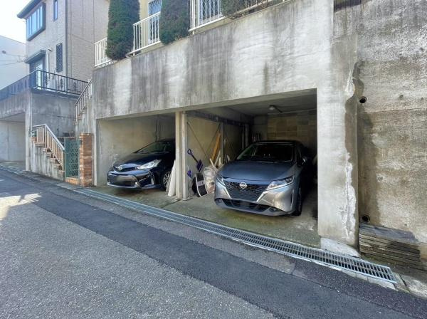 横浜市中区仲尾台の中古一戸建の駐車場