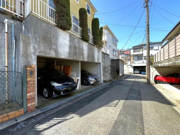 横浜市中区仲尾台の中古一戸建の前面道路含む現地写真