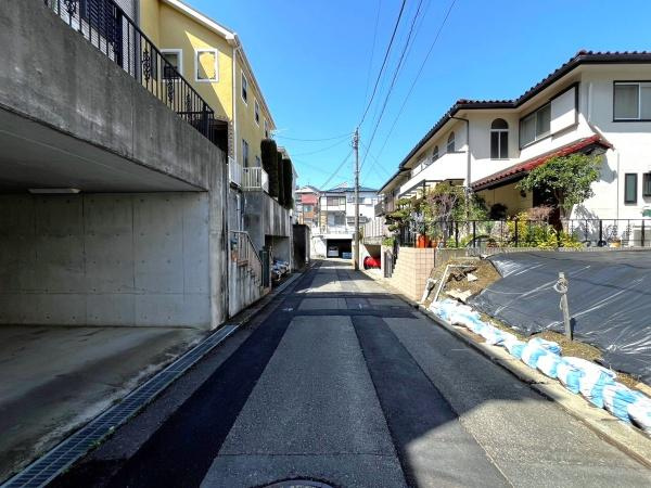横浜市中区仲尾台の中古一戸建の前面道路含む現地写真