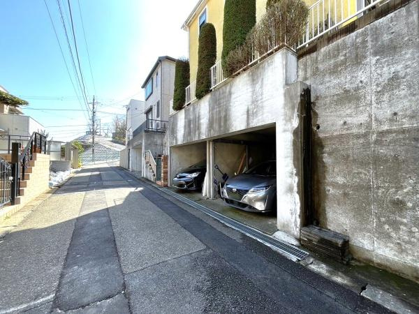 横浜市中区仲尾台の中古一戸建の前面道路含む現地写真