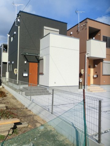 小牧原２－２９９－１ＫＯＤＡＴＥＸⅢＣの外観|西側の建物です！