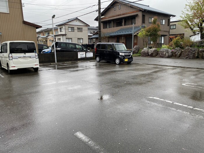 コロナーレ豊岡の駐車場