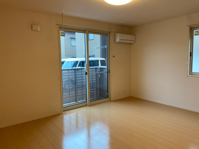 コロナーレ豊岡の居間・リビング