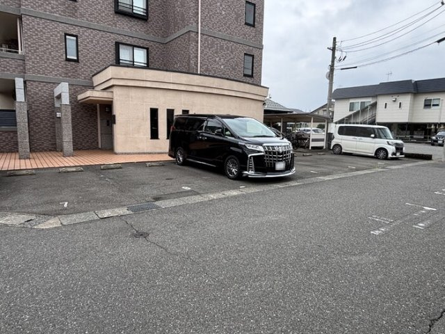 ラフィネ　マノワールの駐車場