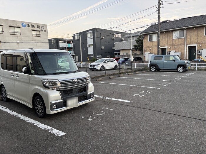 メゾン ルミナスの駐車場