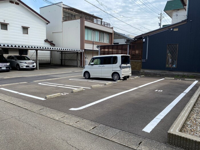 ヴィラルナ　C棟の駐車場