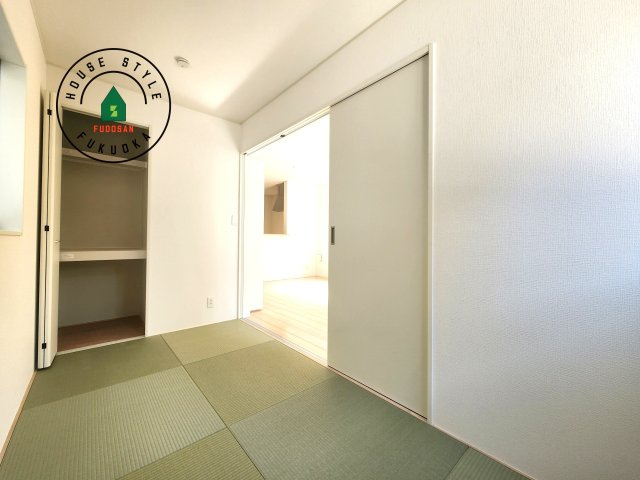 春日市一の谷1丁目第8-4棟（4号棟）の和室|和室を上手に活用すると暮らし方の幅が広がります。例えば普段は開け放して、子供の小さいうちはお昼寝や遊びのスペースに。畳はソフトなので転んでもケガをしにくく安心です