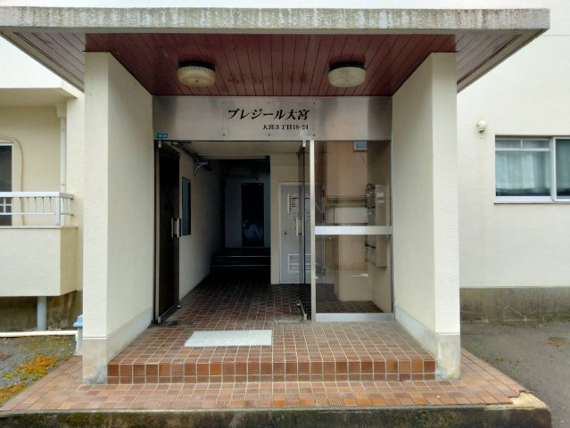 プレジール大宮のエントランス