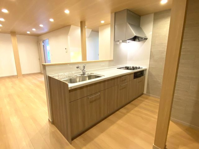 千年1丁目　中古戸建てのキッチン|リビングを見渡せるシステムキッチンへ交換しました。