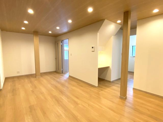 千年1丁目　中古戸建ての居間・リビング|ダウンライトでリビングをすっきりみせる工夫がされています。
