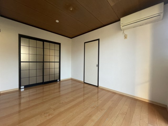 コンパクトで使いやすい洋室です