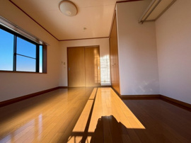 コンパクトで使いやすい洋室です