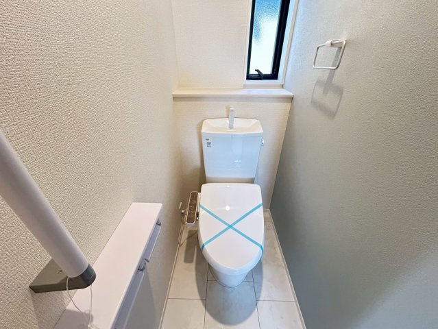 リーブルガーデン　江南市曽本町　全2区画分譲のトイレ|超表面平滑加工とイオンパワーの「セフィオンテクト」加工で、汚れが付きにくく落ちやすい仕様で清潔です。
便器にフチがないので汚れが隠れて見えない部分がありません。お手入れがとってもラクラクです。