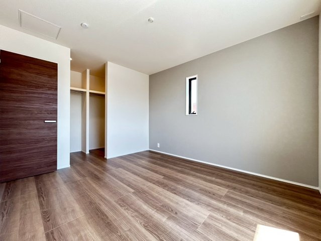 リーブルガーデン　江南市曽本町　全2区画分譲の寝室|すべての居室にはたっぷり収納できる大型のクローゼット、各室に２４時間換気システムを設置しています。
排気ファンから低風量で24時間強制排気し、家の中の空気をいつも新鮮に保ちます。
