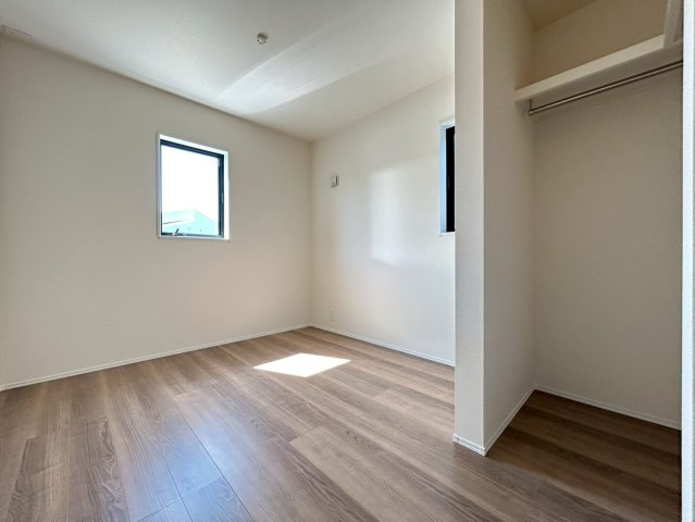 リーブルガーデン　江南市曽本町　全2区画分譲の洋室|全居室にたっぷり収納できる大型収納を設置。窓ガラスは断熱性能や結露防止効果の高いペアガラスです。全居室にたっぷり収納できる大型クローゼット、居室部分の窓ガラスには間に空気層を設けたペアガラスを採用。