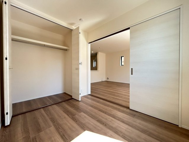 リーブルガーデン　江南市曽本町　全2区画分譲の洋室|全居室にたっぷり収納できる大型収納を設置。窓ガラスは断熱性能や結露防止効果の高いペアガラスです。全居室にたっぷり収納できる大型クローゼット、居室部分の窓ガラスには間に空気層を設けたペアガラスを採用。