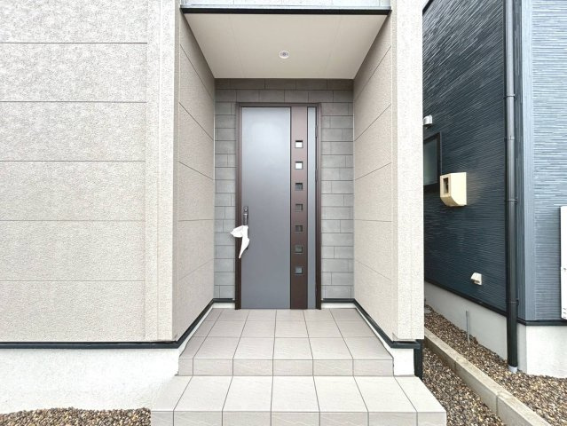 リーブルガーデン　江南市曽本町　全2区画分譲の玄関|【ピッキング防止機能付き玄関ドア錠】玄関ドアの鍵は上下に２つあり、内側の下段は脱着サムターンキー。
鍵を不正に開錠されても、もう１つの鍵でピッキングを防ぎます。防犯性の高い仕様になっています。