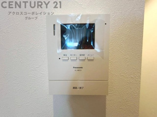 訪問者が来たときにテレビ画面で確認できるため、安心してドアを開けられます。録画機能があるものもあり、留守中に来訪者を記録しておくことができます。利便性が高く、セキュリティ面でも安心です。