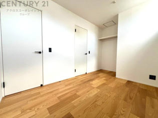 洗濯物の仕分け作業がしやすく、整理整頓が容易になります。洗濯音や湿気を他の部屋に持ち込まず、生活環境を快適に保ちます。上部を活用すれば収納スペースを確保でき洗剤や洗濯用品の整理もしやすくなります。
