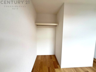 車庫付き　天井があり、雨風から愛車を守ってくれます。
