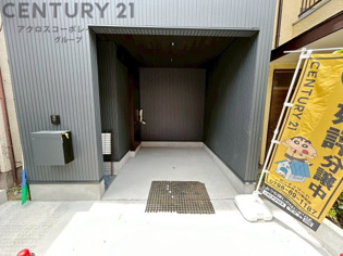 車庫付き　天井があり、雨風から愛車を守ってくれます。
