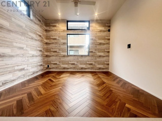 リビングダイニングは家族や友人とのコミュニケーションを楽しむ場所でくつろぎながら食事や会話を楽しめ、多目的に利用できリラックスできる空間です。家庭内の中心として機能し、快適な生活をサポートします。
