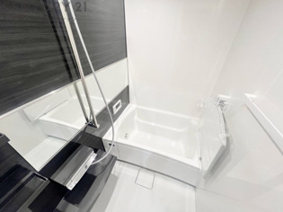 ユニットバスは省スペースでありながら、シンプルな設計と使いやすさを備え、簡便なメンテナンスが可能です。またミラー・小物置き場もあり便利です。
