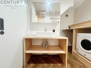 化粧品や洗顔料、歯ブラシなどの必需品をまとめて置ける収納スペースがあり、使用するたびに取り出す手間が省けます。また、水回りのため、濡れても大丈夫な素材が使用されており、お手入れが簡単です。
