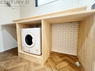 温水洗浄便座付トイレは温水洗浄機能により、暖かい水でおしりを洗浄することができ、冷たい水を使う従来の便座に比べ、温水洗浄機能で暖かいトイレを提供し、快適な使用を可能にします。
