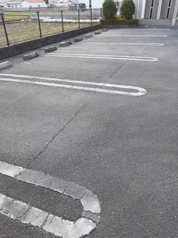 プリムヴェールＢの駐車場|駐車場があるので、車を買う予定の方も安心です