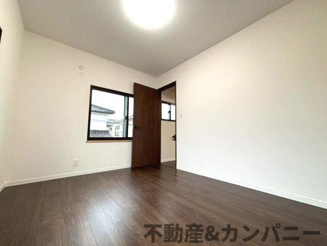 鴨川3丁目中古戸建の洋室|落ち着いた色調の洋室です